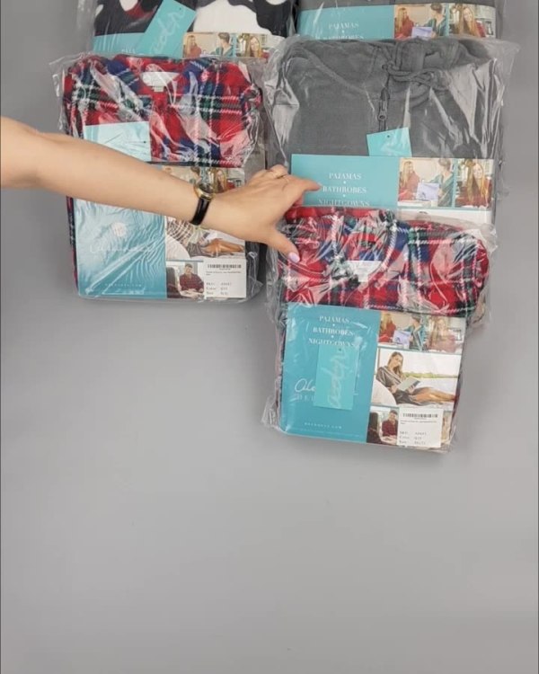 Фотография  942 - Халаты, комбинезоны (семейный) СТОК CAN#10 кг, ЛОТ №4451 оптом в Брянске и Брянской области