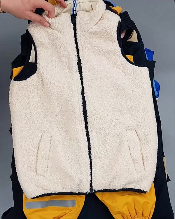 Фотография  436 - Верхняя одежда TCM kids 074#7 кг, ЛОТ №6681 оптом в Брянске и Брянской области